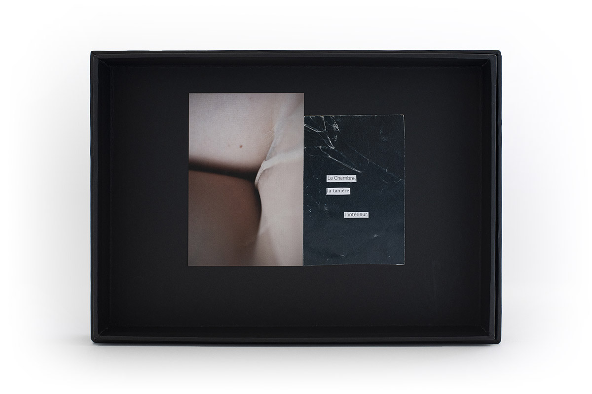 Fragment de corps, collant, chair, tirage papier kozo, féminité, érotisme, féminin. Chambre, tanière, entre jambes.
