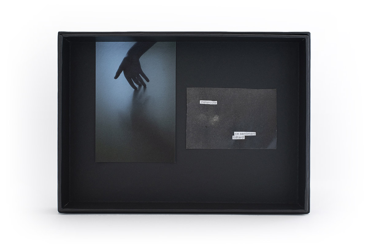 Fragment de corps, main de femme, caresse, chambre, bleu, tirage papier kozo, féminité, grâce, douceur, délicatesse, mélancolie, sentiment.
