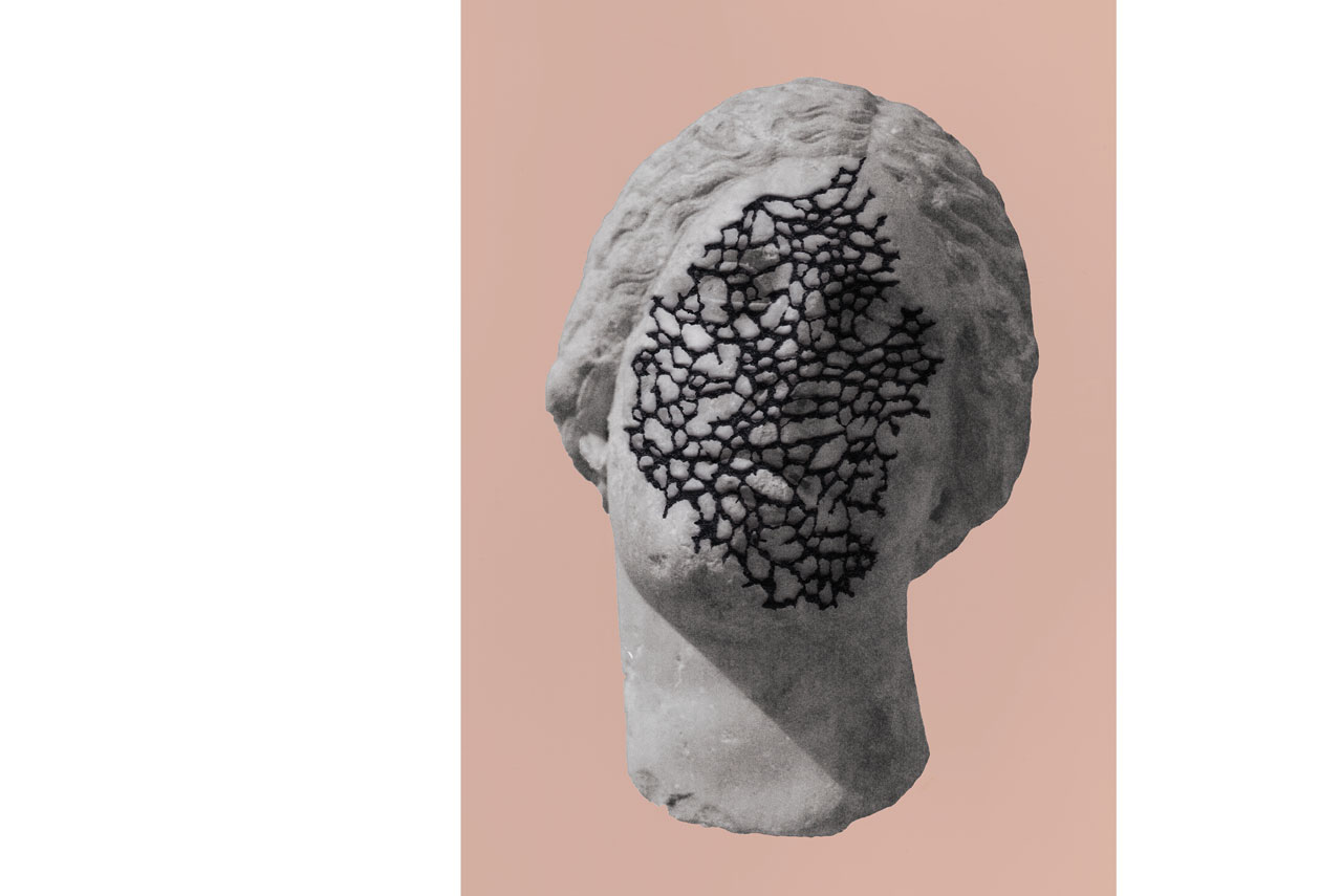 Corinne Deniel, Incessante finitude, 6 Déesse. Statue antique. Aphrodite. Grillage. Voile. Étouffer. Faire taire. Enfermement. Silence. Rose.
